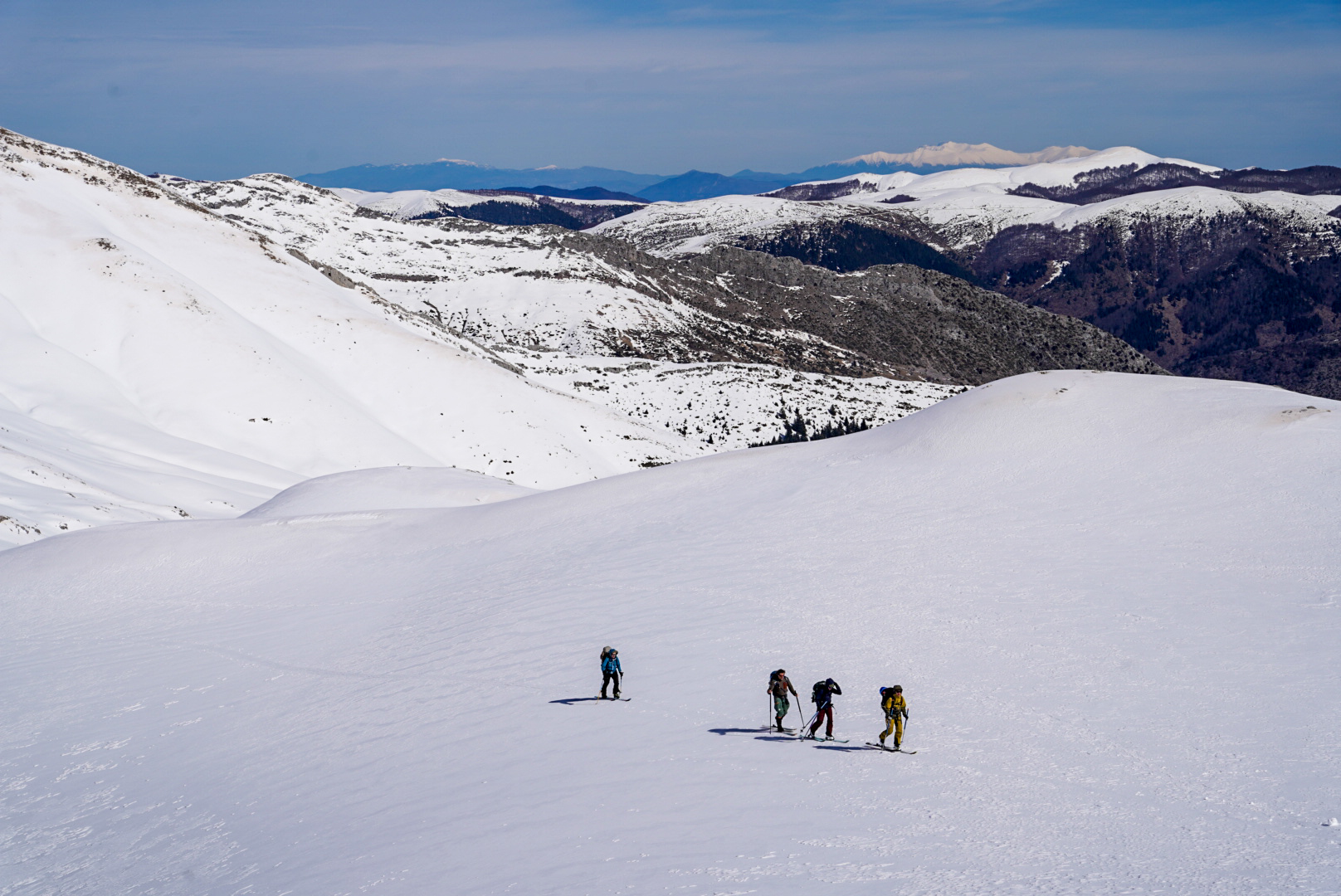 Traversee sur neige vierge, tzoumerka — vallée de matsouki, lors d’une itinérance à ski en Grèce.